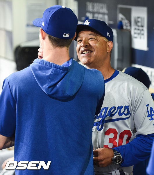 경기중 다저스 로버츠 감독이 뷸러와 이야기를 나누고 있다. / soul1014@osen.co.kr