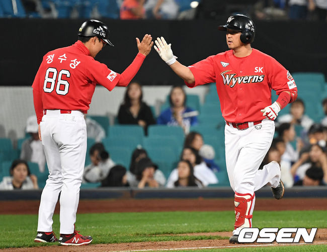 27일 대구삼성라이온즈파크에서 ‘2019 신한은행 MY CAR KBO리그’ 삼성 라이온즈와 SK 와이번스의 경기가 열렸다.9회초 2사 주자없는 상황 SK 최정이 달아나는 솔로포를 날리고 그라운드를 돌며 정수성 코치와 인사를 나누고 있다. /dreamer@osen.co.kr