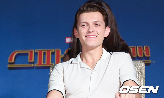 30일 오후 서울 동대문디자인플라즈(DDP)에서 영화 ‘스파이더맨: 파 프롬 홈’ 웰컴 스파이더맨 팬 페스트 행사가 진행됐다.  ‘스파이더맨: 파 프롬 홈’은 ‘엔드게임’ 이후 변화된 일상에서 벗어나 학교 친구들과 유럽 여행을 떠난 스파이더맨 ‘피터 파커’(톰 홀랜드)가 정체불명의 조력자 ‘미스테리오’(제이크 질렌할)와 세상을 위협하는 새로운 빌런들을 만나면서 벌어지는 이야기를 그린 마블 액션 블록버스터. 7월 2일 미국과 동시 개봉 예정이다.  톰 홀랜드가 미소 짓고 있다. / soul1014@osen.co.kr