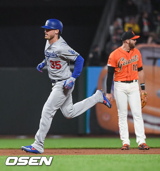 2회초 다저스 선두타자 벨린저가 선취 솔로홈런을 날린뒤 베이스를 돌고 있다. / soul1014@osen.co.kr