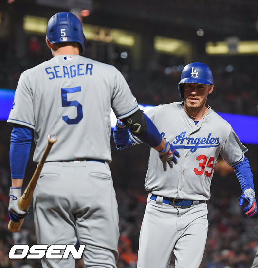 2회초 다저스 선두타자 벨린저가 선취 솔로홈런을 날리고 시거와 하이파이브를 하고 있다. 이후 시거가 연속타자 홈런을 날렸다. / soul1014@osen.co.kr