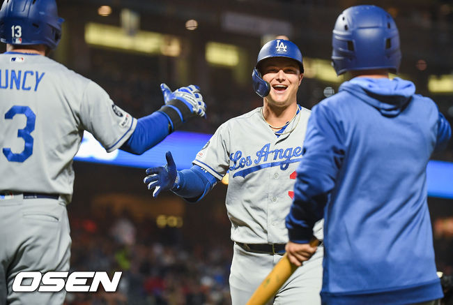 2회초 2사 3루 다저스 작 피더슨이 2점 홈런을 날리고 동료들의 축하를 받고 있다. / soul1014@osen.co.kr