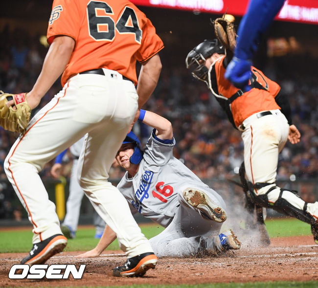 8회초 2사 2,3루 다저스 키케 에르난데스의 2타점 적시 2루타때 2루 주자 스미스가 홈슬라이딩을 하고 있다. /  soul1014@osen.co.kr