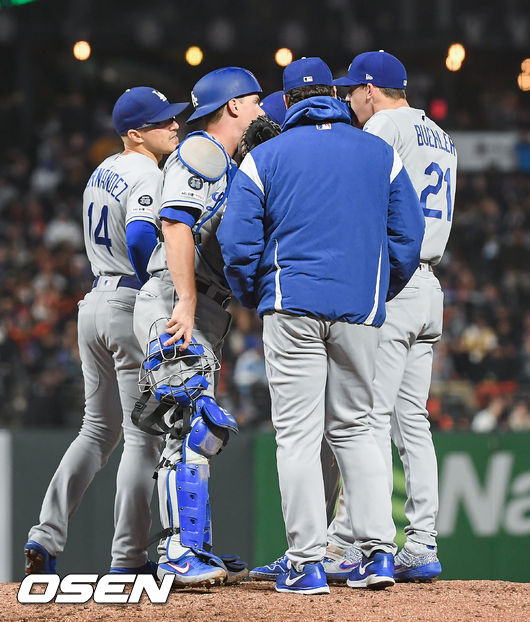 4회말 2사 1,2루 실점 위기서 다저스 선발투수 뷸러가 허니컷 코치와 마운드서 이야기를 나누고 있다. / soul1014@osen.co.kr