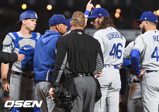8회말 2사 만루 위기에서 마운드를 방문한 다저스  로버츠 감독이 곤솔린과 이야기를 나누고 있다. /  soul1014@osen.co.kr