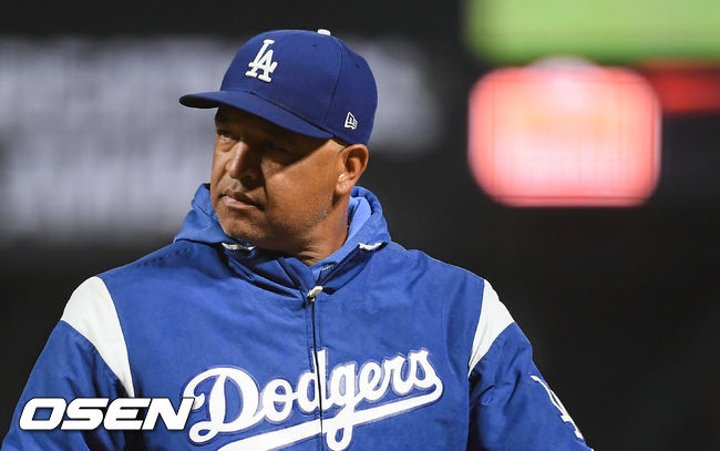 8회말 2사 만루 다저스 로버츠 감독이 곤솔린과 이야기 후 마운드를 내려오고 있다. / soul1014@osen.co.kr