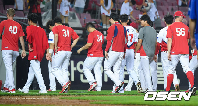 경기를 마치고 더그아웃으로 들어가는 KIA 타이거즈 선수들./OSEN DB