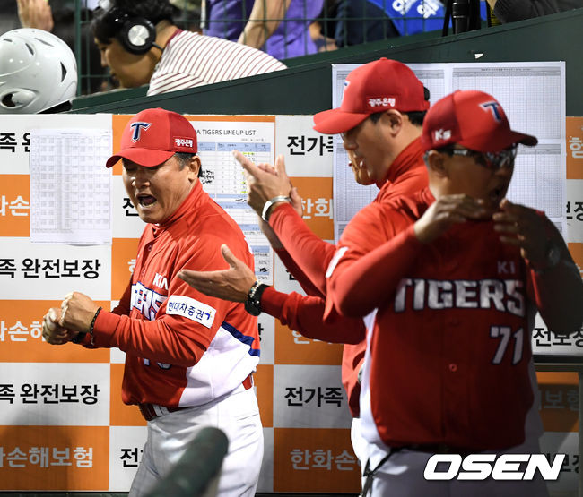 박흥식 감독대행이 한화전에서 첫 승을 거두고 환호하고 있다./OSEN DB