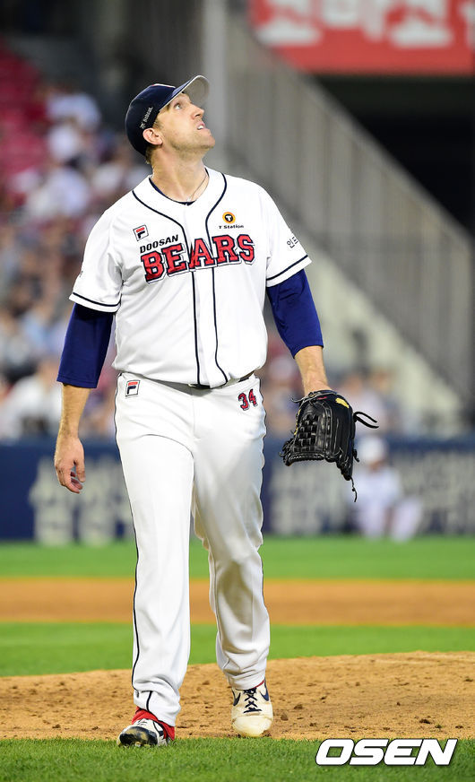 4회초 2사 1,3루에서 두산 린드블럼이 두산 송광민을 우익수 플라이로 처리하며 타구를 바라보고 있다. /jpnews@osen.co.kr