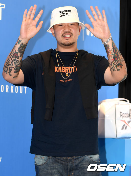 래퍼 던밀스가 16일 오후 서울 강남역의 한 매장에서 열린 스프츠 브랜드 론칭행사에 참석해 포즈를 취하고 있다. /dreamer@osen.co.kr
