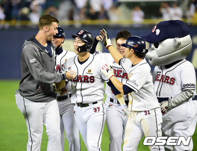 연장 10회말 1사 만루에서 두산 박건우가 끝내기 안타를 날리고 동료선수들과 기뻐하고 있다. /jpnews@osen.co.kr