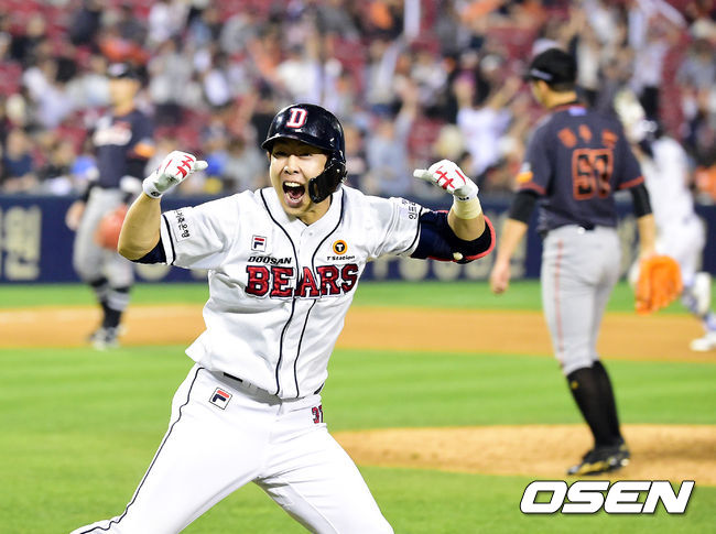연장 10회말 1사 만루에서 두산 박건우가 끝내기 안타에 포효하고 있다. /jpnews@osen.co.kr
