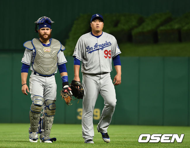 불펜 피칭을 마친 류현진이 마틴과 더그아웃으로 들어오고 있다./ soul1014@osen.co.kr