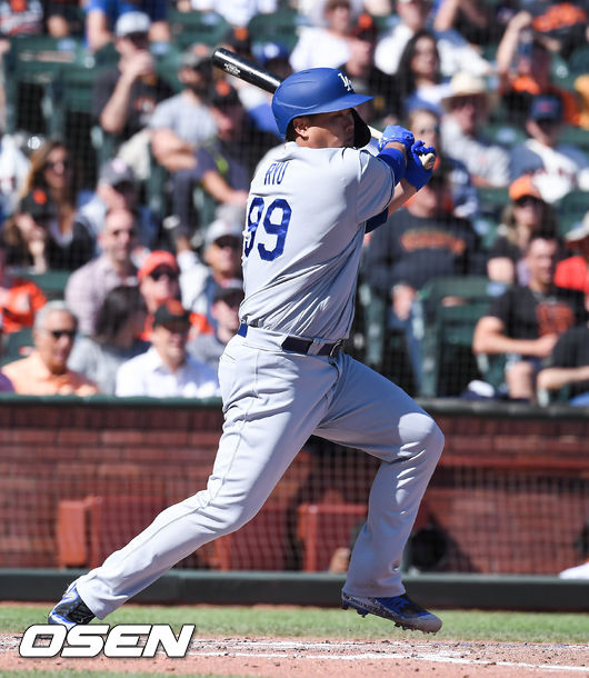 5회초 2사 2루 다저스 류현진이 선취 1타점 적시타를 날리고 있다 / soul1014@osen.co.kr