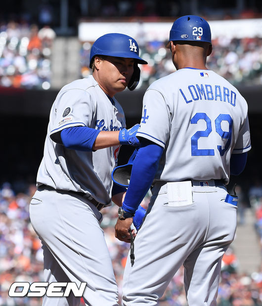 5회초 2사 3루 다저스 류현진이 선취 1타점 적시타를 날리고 1루 코치와 하이파이브를 하고 있다 / soul1014@osen.co.kr
