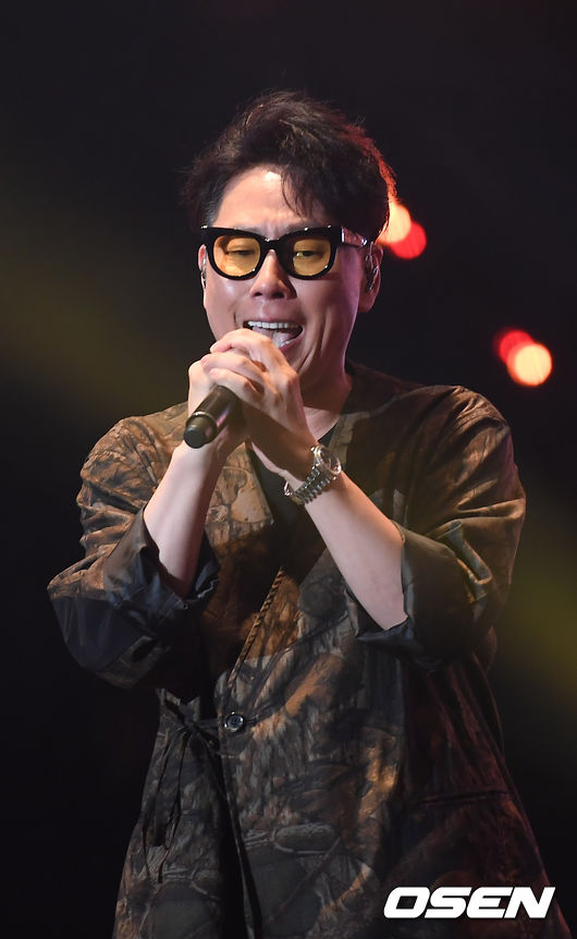 윤종신이 공연을 하고 있다. /youngrae@osen.co.kr