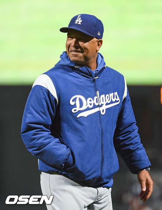 8회말 다저스 곤솔린 투수와 이야기를 나눈 로버츠 감독이 미소 지으며 더그아웃으로 들어가고 있다. /  soul1014@osen.co.kr