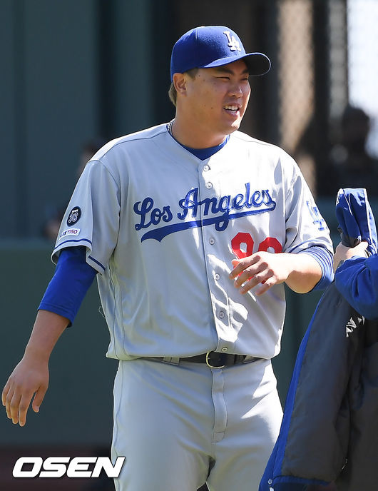 경기에 앞서 류현진 몸풀며 미소 짓고 있다. / soul1014@osen.co.kr