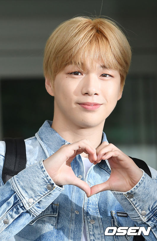 강다니엘이 공항 출국장 앞 횡단보도를 건너고 있다. /rumi@osen.co.kr