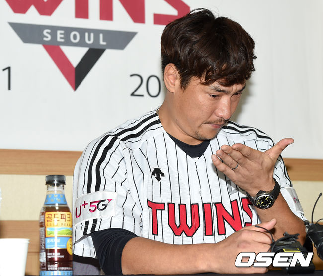 은퇴식을 앞둔 LG 투수 이동현이 취재진과 질의응답 시간 중 눈물을 흘리고 있다. /dreamer@osen.co.kr
