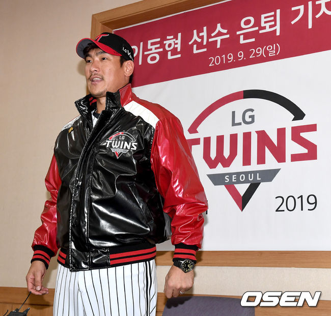 은퇴식을 앞둔 LG 투수 이동현이 취재진과 질의응답을 위해 입장하고 있다. /dreamer@osen.co.kr