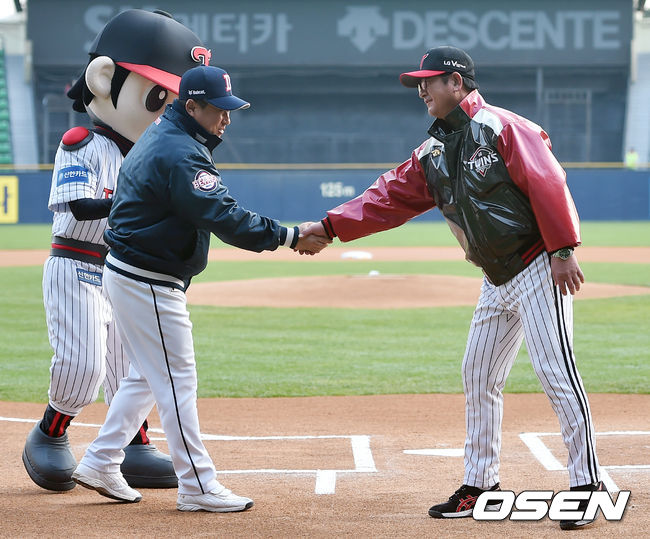[사진=OSEN] 두산 김태형 감독과 LG 류중일 감독이 악수를 나누고 있다. 