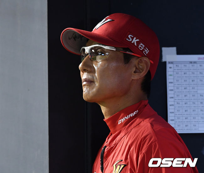 8회초 SK 염경엽 감독이 경기를 바라보고 있다. /sunday@osen.co.kr