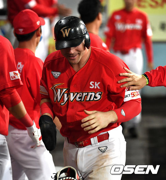 27일 대구삼성라이온즈파크에서 ‘2019 신한은행 MY CAR KBO리그’ 삼성 라이온즈와 SK 와이번스의 경기가 열렸다.6회초 2사 2루 상황 SK 최항의 달아나는 1타점 2루타 때 홈을 밟은 로맥이 더그아웃 동료들과 인사를 나누고 있다. /dreamer@osen.co.kr