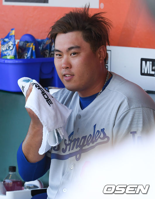 LA 다저스 류현진(32)이 메이저리그 아시아 투수 최초로 평균자책점 1위를 차지했다. 한국인 선수 첫 타이틀 홀더가 되는 감격을 누렸다. 류현진은 29일(이하 한국시간) 미국 캘리포니아주 샌프란시스코 오라클파크에서 벌어진 2019 메이저리그 샌프란시스코 자이언츠와 원정경기에 선발등판, 7이닝 5피안타 무사사구 7탈삼진 무실점으로 호투하며 다저스의 2-0 승리를 이끌었다. 개인 한 시즌 최다 14승 타이기록을 세웠다. 무엇보다 류현진은 평균자책점 2.32로 정규시즌을 마치며 이 부문 2위 제이콥 디그롬(뉴욕 메츠 2.43)을 따돌리고 내셔널리그 1위를 확정했다. 사이영상 2연패가 유력한 디그롬이 맹추격했지만 평균자책점 타이틀을 빼앗기지 않고 지켰다. 아시아 투수 첫 평균자책점 1위의 역사를 썼다.3회말 무실점으로 SF 공격을 막은 류현진이 미소 짓고 있다 / soul1014@osen.co.kr