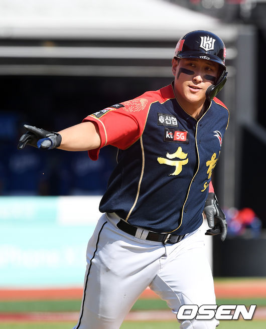 29일 오후 수원케이티위즈파크에서 '2019 신한은행 MYCAR KBO리그' KT 위즈와 삼성 라이온즈의 경기가 열렸다.2회말 1사에서 KT 황재균이 선제 솔로포를 날리고 기뻐하고 있다. /jpnews@osen.co.kr