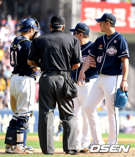4회말 무사 두산 선발 이용찬이 투구에 불편함을 느끼고 자진강판 하고 있다. /dreamer@osen.co.kr