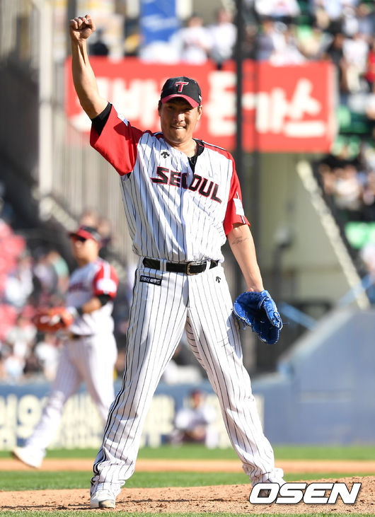 7회초 마운드에 오른 LG 투수 이동현이 선두타자로 나선 두산 박세혁을 삼진으로 이끈 뒤 환호하고 있다. /dreamer@osen.co.kr