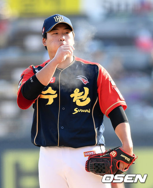 29일 오후 수원케이티위즈파크에서 '2019 신한은행 MYCAR KBO리그' KT 위즈와 삼성 라이온즈의 경기가 열렸다.7회초 KT 강백호가 마운드에 올라 투구를 준비하고 있다. /jpnews@osen.co.kr