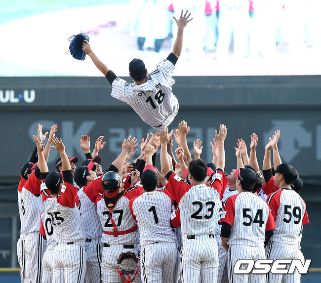 이동현이 LG 선수들에게 헹가레를 받고 있다. /dreamer@osen.co.kr
