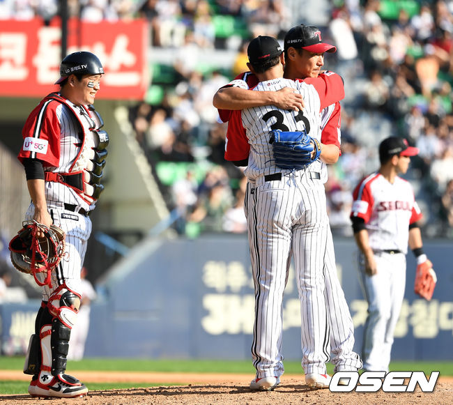 7회초 마운드에 오른 LG 투수 이동현이 선두타자로 나선 두산 박세혁을 삼진으로 이끈 뒤 강판을 앞두고 마운드를 방문한 박용택과 인사를 나누고 있다. /dreamer@osen.co.kr