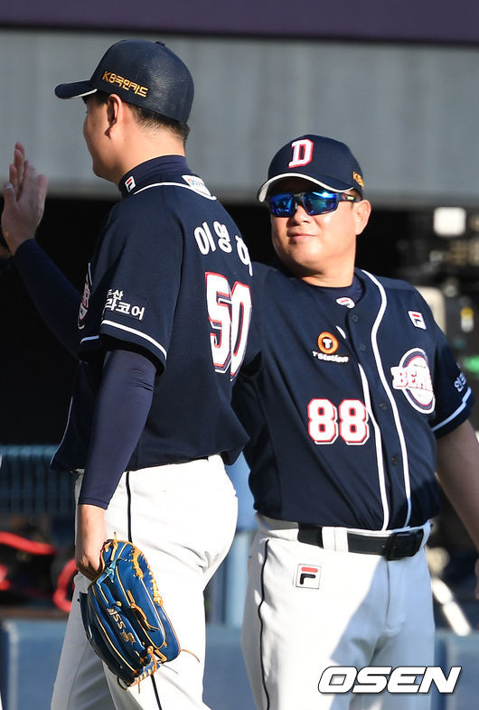 경기를 마무리지은 두산 투수 이영하와 김태형 감독이 인사를 나누고 있다. /dreamer@osen.co.kr