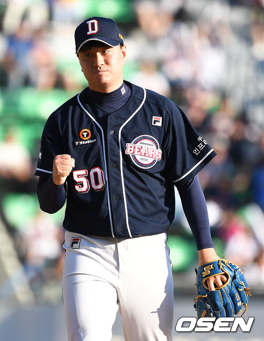 경기를 마무리지은 두산 투수 이영하가 주먹을 불끈 쥐며 기뻐하고 있다. /dreamer@osen.co.kr