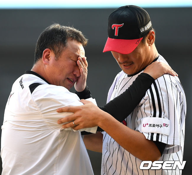 이동현과 LG 차명석 단장이 인사를 나누며 눈물을 흘리고 있다. /dreamer@osen.co.kr