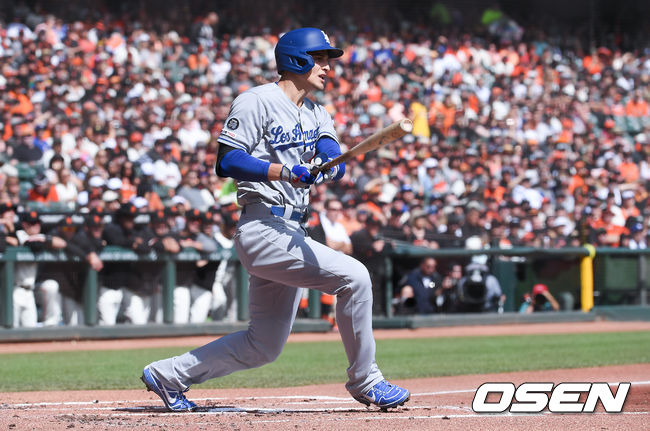 1회초 1사 만루 다저스 코리 시거가 선취 3타점 적시 2루타를 날리고 있다. / soul1014@osen.co.kr