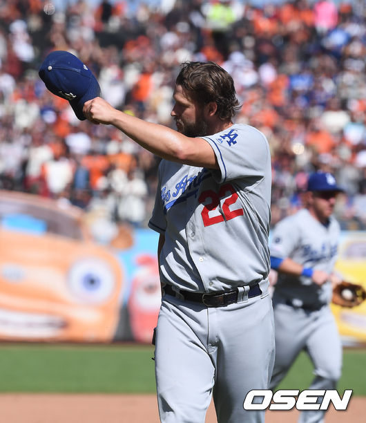 5회말 이닝종료 후 커쇼가 보치 감독에게 인사를 하고 있다.  / soul1014@osen.co.kr