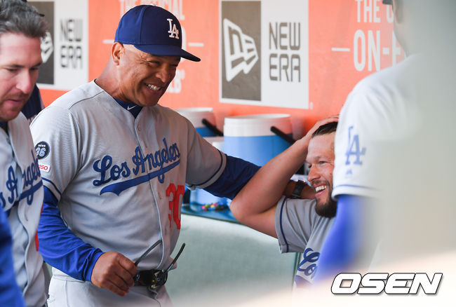 5회말 이닝종료후 다저스 커쇼와 로버츠 감독이 이야기를 나누고 있다. / soul1014@osen.co.kr