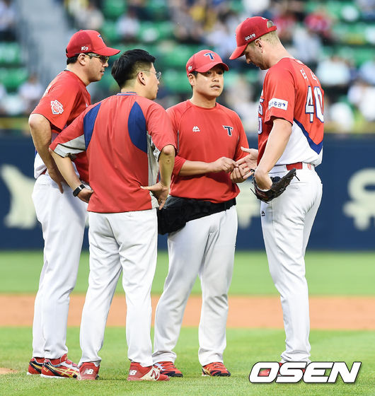 경기도중 위기에 몰린 KIA 제이콥 터너가 서재응 코치와 이야기를 나누고 있다./OSEN.DB