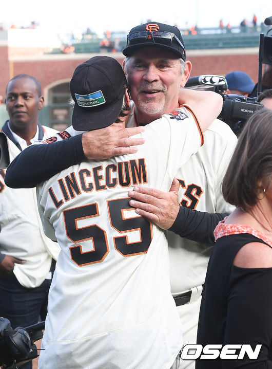 은퇴하는 보치 감독이 린스컴과 포옹을 하고 있다. / soul1014@osen.co.kr