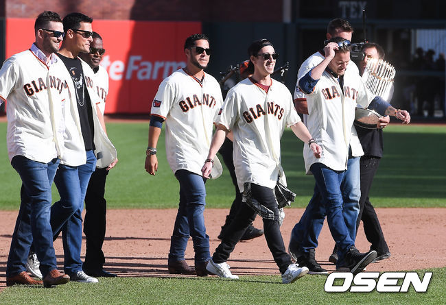 은퇴식에서 린스컴이 우승 트로피와 함께 입장하고 있다. / soul1014@osen.co.kr