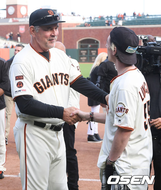 은퇴하는 보치 감독이 린스컴과 이야기를 나누고 있다. / soul1014@osen.co.kr
