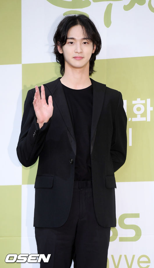 배우 장동윤이 무대 앞으로 입장하며 포즈를 취하고 있다. /rumi@osen.co.kr
