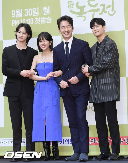 배우 장동윤, 김소현, 정준호, 강태오가 무대 앞으로 입장하며 포즈를 취하고 있다. /rumi@osen.co.kr