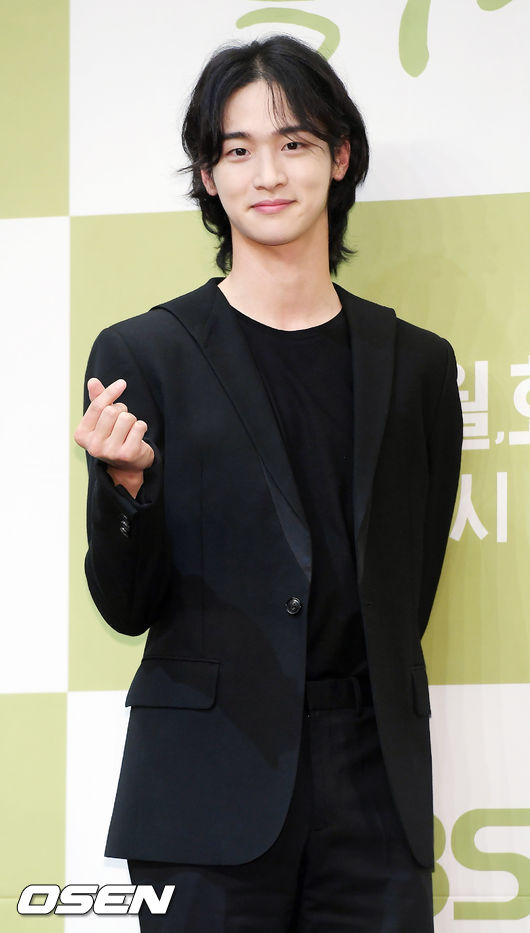 배우 장동윤이 무대 앞으로 입장하며 포즈를 취하고 있다. /rumi@osen.co.kr