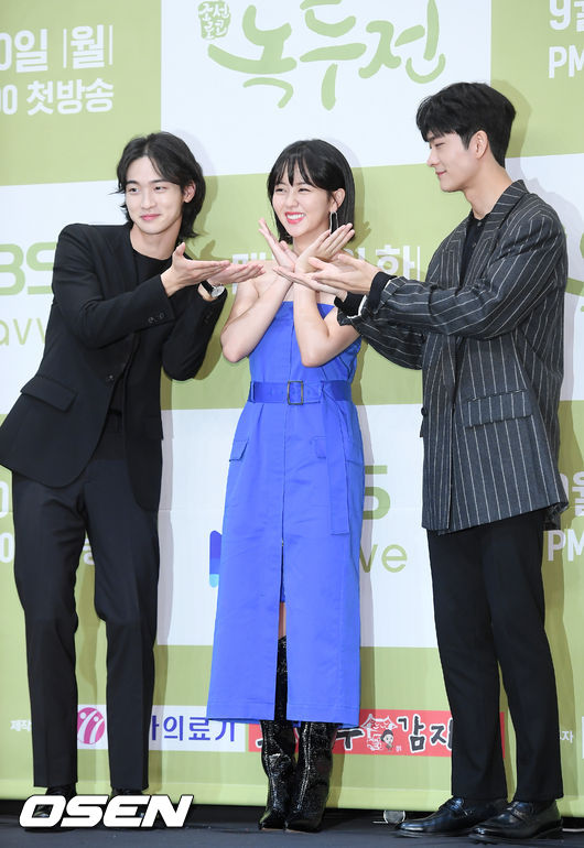 배우 장동윤, 김소현, 강태오가 무대 앞으로 입장하며 포즈를 취하고 있다. /rumi@osen.co.kr