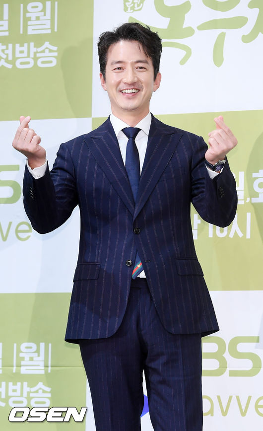 배우 정준호가 무대 앞으로 입장하며 포즈를 취하고 있다. /rumi@osen.co.kr